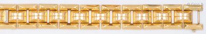 null Bracelet «Tank» en or jaune à décor géométrique.
Longueur: 19cm.
P. 56g.