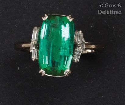 null Bague en or gris ornée d'une tourmaline coussin épaulée de diamant baguette.
Tour...