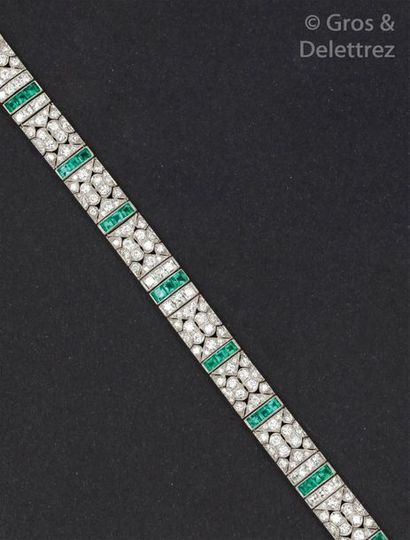 null Bracelet ruban en platine et or gris ajouré à décor géométrique orné de diamants...
