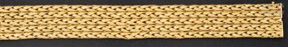 null Large bracelet tressé en or jaune. Vers 1960/1970.
Longueur: 18cm.
P. 43,6g...