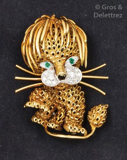 null Broche «Lionceau» en or jaune ajouré ornée de diamants taillés en brillant,...