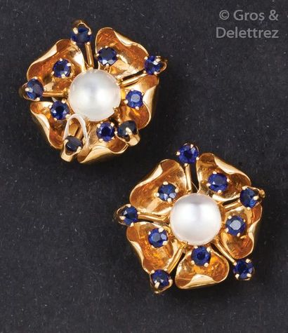 null Paire de clips d'oreilles «Fleur» en or jaune 14K ornés, au coeur, d'une pierre...