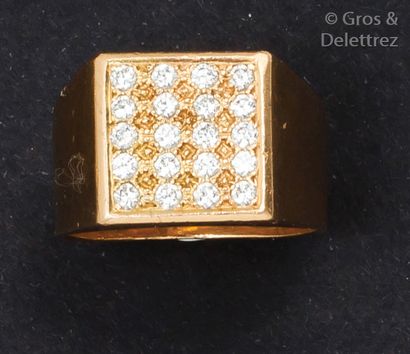 null «Chevalière» en or jaune ornée d'un motif carré serti de diamants taillés en...