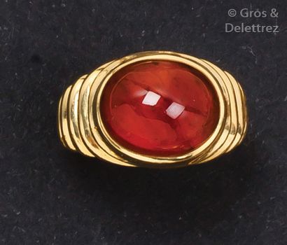 BULGARI Bague en or jaune godronné ornée d'une citrine taillée en cabochon.
Signée...