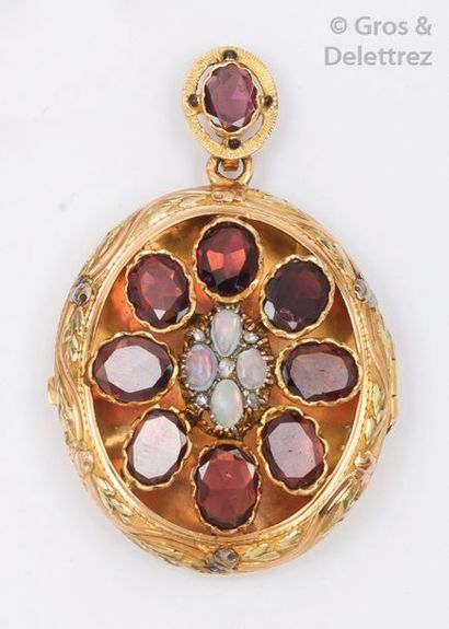 null Pendentif ouvrant en or jaune ajouré orné d'opales et d'améthystes.
P. 24g.