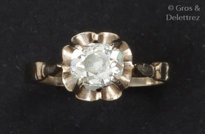 null Bague en solitaire ornée d'un diamant de taille ancienne coussin.
Tour de doigt:...