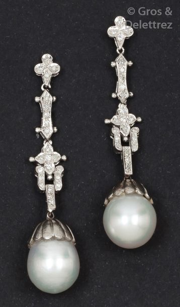 null Paire de pendants d'oreilles en or gris ajouré à décor géométrique sertis de...