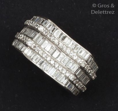 null Bague géométrique en or gris ornée de lignes de diamants baguette alternées...