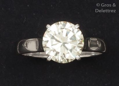 null Bague solitaire en or gris ornée d'un diamant taillé en brillant pesant 2,40...