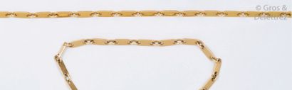 null Collier et bracelet articulés en or jaune.
P. 49,3g.