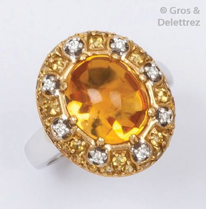 null Bague en or jaune et or gris ornée d'une citrine taillée en cabochon entourée...