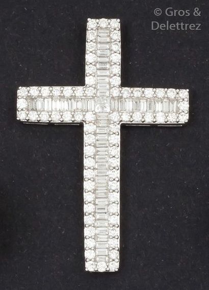 null Pendentif «Croix» en or gris entièrement serti de diamants baguette, de diamants...