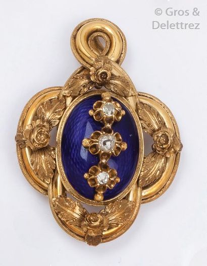 null Broche pouvant former pendentif en or jaune ciselé à décor de guirlande florale...