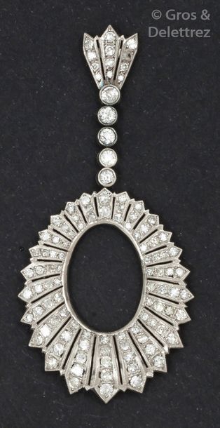 null Paire de pendants d'oreilles ovale en or gris pavés de diamants taillés en brillant.
Époque
Art...