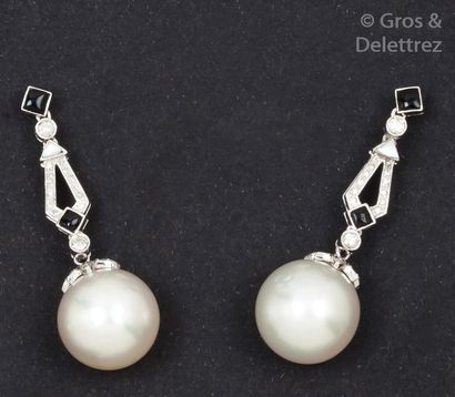 null Paire de pendants d'oreilles en or gris 14K ajouré à décor géométrique ornés...