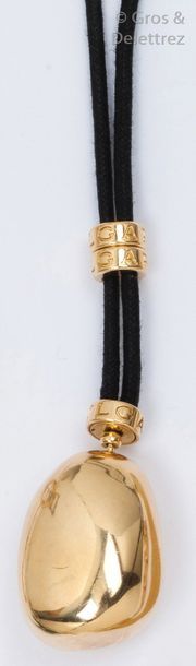 BULGARI Pendentif en or jaune soutenu par un cordon de cuir noir.
Signé Bulgari.