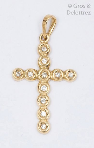 null Pendentif «Croix» en or jaune orné de diamants taillés en brillant.
P. 2,2g...