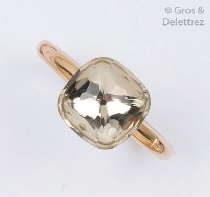 POMELATTO «Nudo» - Bague en or jaune ornée d'un quartz suiffé.
Signée Pomelatto.
Tour...