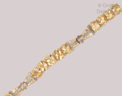 null Bracelet articulé en or jaune et or gris 9K ciselés à décor de «Noeuds» orné...