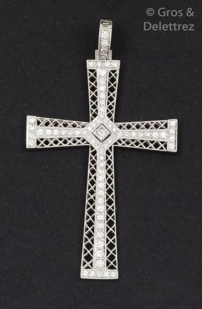 null Pendentif «croix «en or gris ajouré orné de ligne de diamants taillés en brillant.
P....