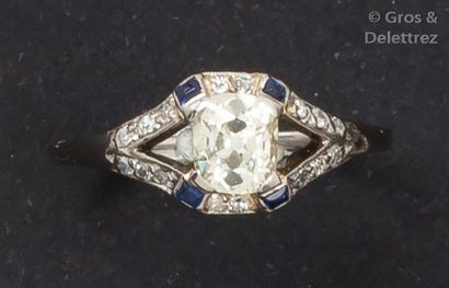 null Bague en or gris ornée d'un diamant taillé en coussin épaulé de deux saphirs...