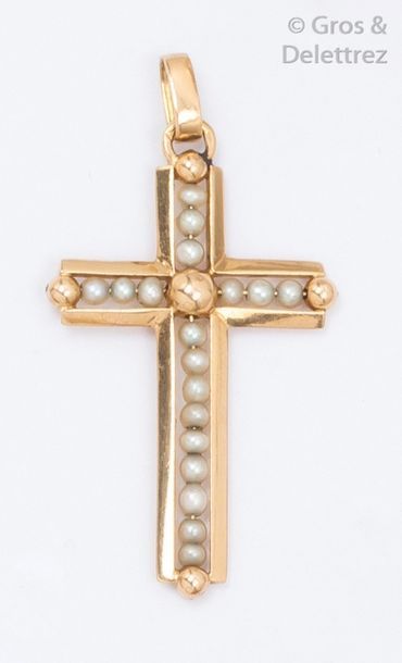 null Pendentif «Croix» en or jaune ajouré orné de perles fines.
P. 2,2g.