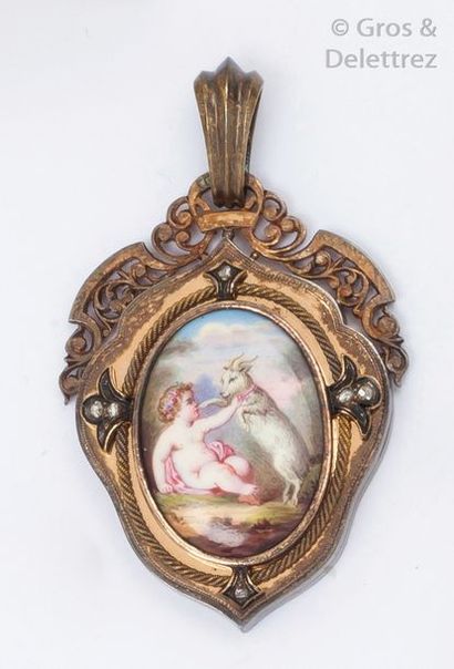 null Pendentif en or et argent orné d'une miniature émaillée représentant un enfant...