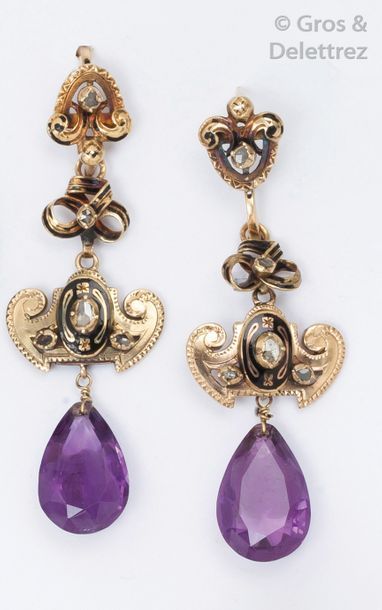 null Paire de boucles d'oreilles en or jaune ciselé et émaillé serties de diamants...