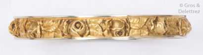 null Bracelet jonc en or de deux couleurs à décor de roses ciselées.
P. 43,9g.