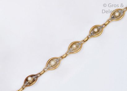 null Bracelet articulé en or jaune à maillons filigranés orné de perles de culture...