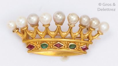 null Broche «couronne» en or jaune ornée de perles, rubis et d'émeraudes.
P. 4g.