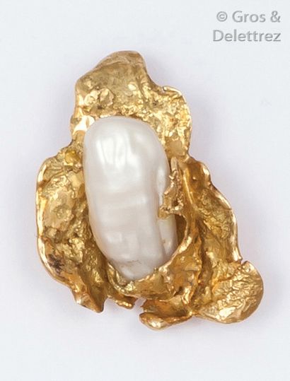 null Pendentif en or jaune orné d’une soufflure de perle. P. 4,5g.