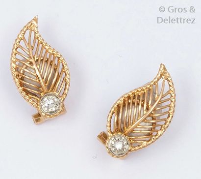 null Paire de boucles d’oreilles «?feuille?» en or jaune ajouré ornées chacune d’un...