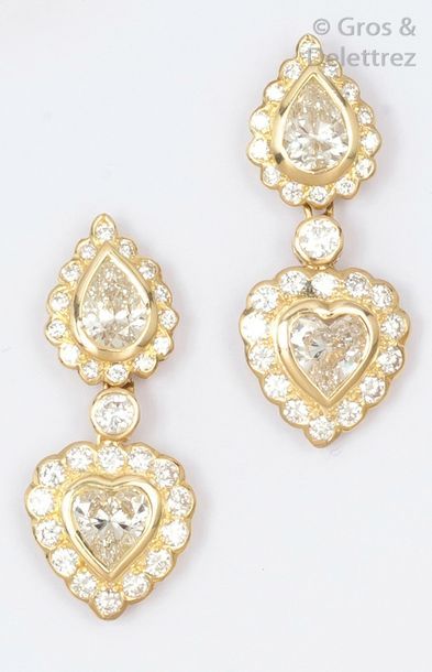 null Paire de pendants d’oreilles en or jaune ornés chacun d’un diamant taillé en...