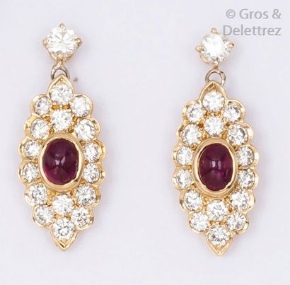 null Paire de pendants d’oreilles en or jaune ornés chacun d’un diamant taillé en...