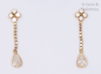 null Paire de pendants d’oreilles en or jaune ornés chacun de diamants taillés en...