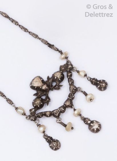 Collier en argent orné de perles fines baroques...