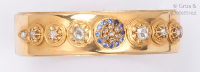 null Bracelet rigide ouvrant en or jaune orné de huit diamants taillés en rose en...