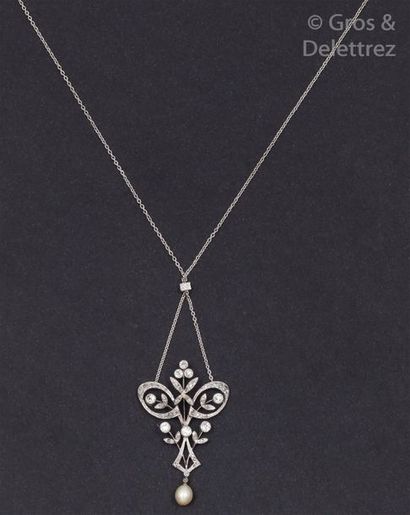 null Collier en or gris orné d’un motif central à décor floral serti de diamants...