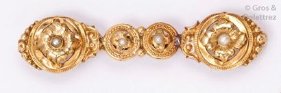 null Broche en or jaune 14 k ciselé ornée de deux motifs floraux sertis de perles.l'épingle...