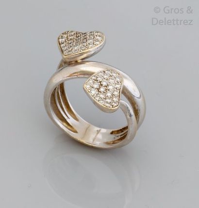 null Bague "Toi et Moi" en or gris ornée de deux motifs " Cœurs" pavés de diamants...