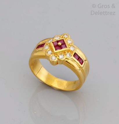 null Bague en or jaune ornée d'un motif carré serti de rubis calibrés bordés de diamants...