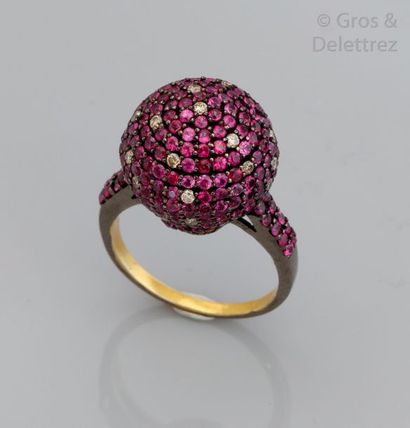 null Bague "Boule" en or et argent ornée de rubis et diamants bruns. Tour de doigt:...