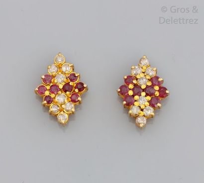 null Paire de boucles d'oreilles en or jaune 9K à motifs losangiques sertis de diamants...