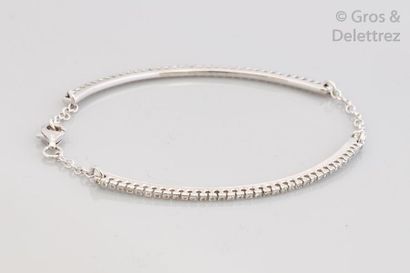 Bracelet semi-rigide en or gris orné de diamants...