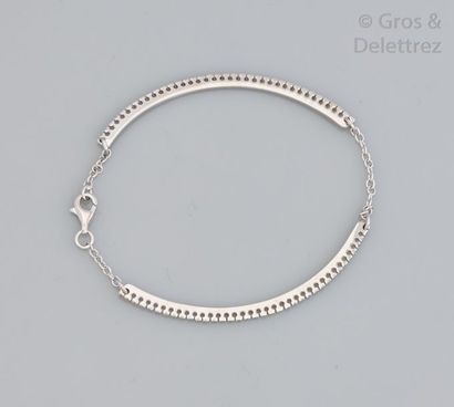 null Bracelet semi-rigide en or gris orné de diamants taillés en brillant. P. 7,5...