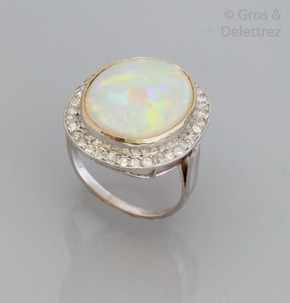 null Bague en or gris ornée d'un cabochon d'opale dans un entourage de diamants taillés...