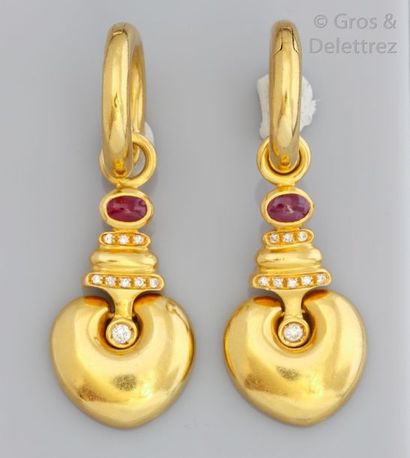 null Paire de pendants d'oreilles en or jaune à décor de cœurs sertis chacun d'un...