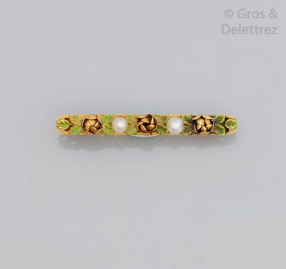 null Broche barrette en or jaune émaillé vert à décor floral ornée de demi - perles....