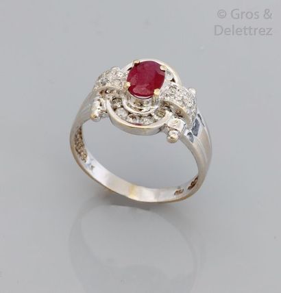 null Bague en or gris ornée d'un rubis ovale entouré et bordé de diamants taillés...